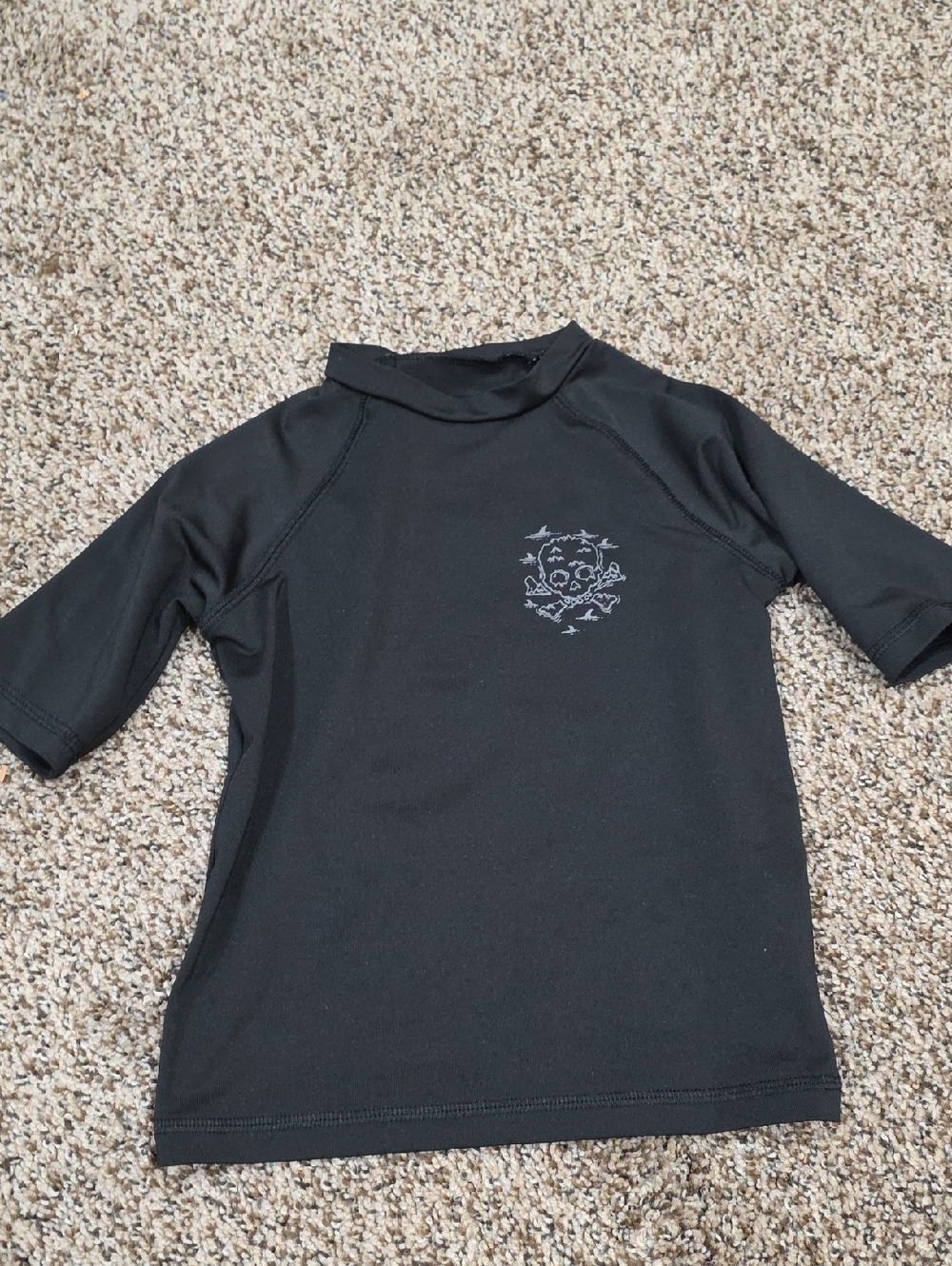 art class Black Short-Sleeve Kids Swim Rashguard with Light Gray Skull Graphic